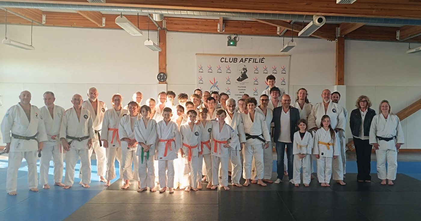 Le groupe du Dojo Mervillois dans le dojo Jacquemart