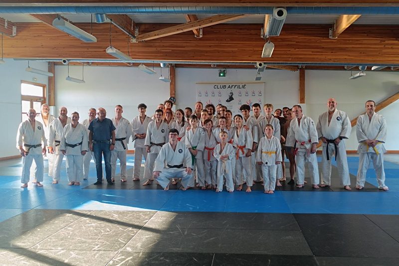 Les adhérents du Dojo Mervillois réunis sur le tatami